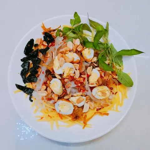 Hình ảnh Bánh tráng PHƠI SƯƠNG trộn trứng cút lòng đào đặc biệt đầy đủ topping