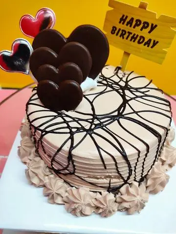 Hình ảnh Bánh kem sữa tươi chocolate - nhân thơm nho khô - 15cm cao 6cm