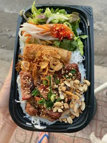 Hình ảnh Bún thịt nướng đầy đủ