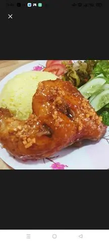 Hình ảnh cơm gà xối mỡ gốc tư sốt bơ tỏi tặng kèm nước uống 