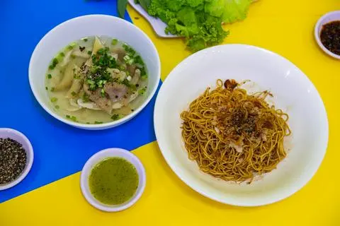 Hình ảnh Mì - Gà Xé