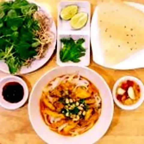 Hình ảnh Mì Quảng gà chọi rút xương