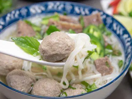 Hình ảnh Bún bò bò viên - chả tiêu