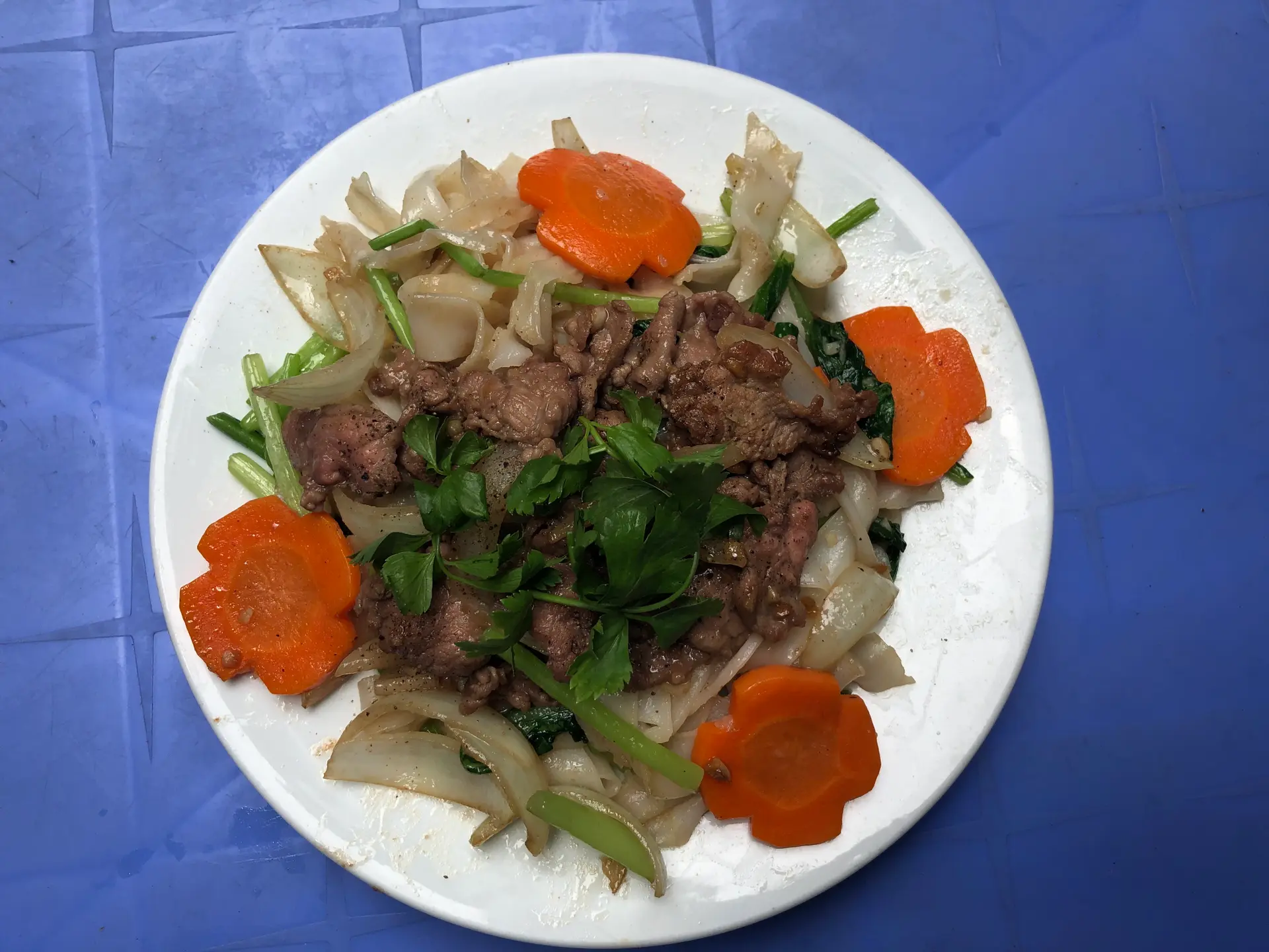 Hình ảnh Bò xào củ hành (không cơm) + rau + kim chi