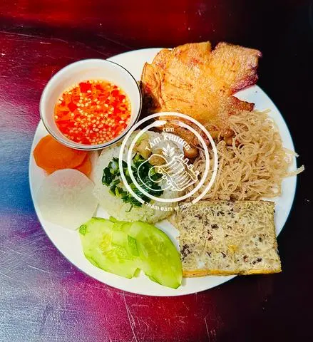 Hình ảnh Cơm tấm sườn miếng + bì + chả