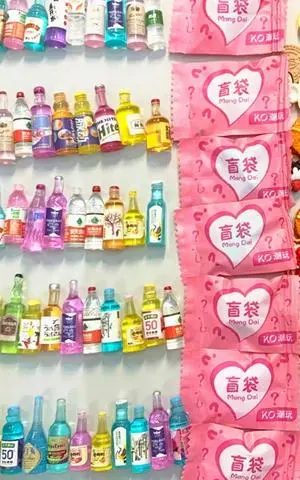 Hình ảnh Túi mù charm hình chai các loại rượu 10 túi tặng 1