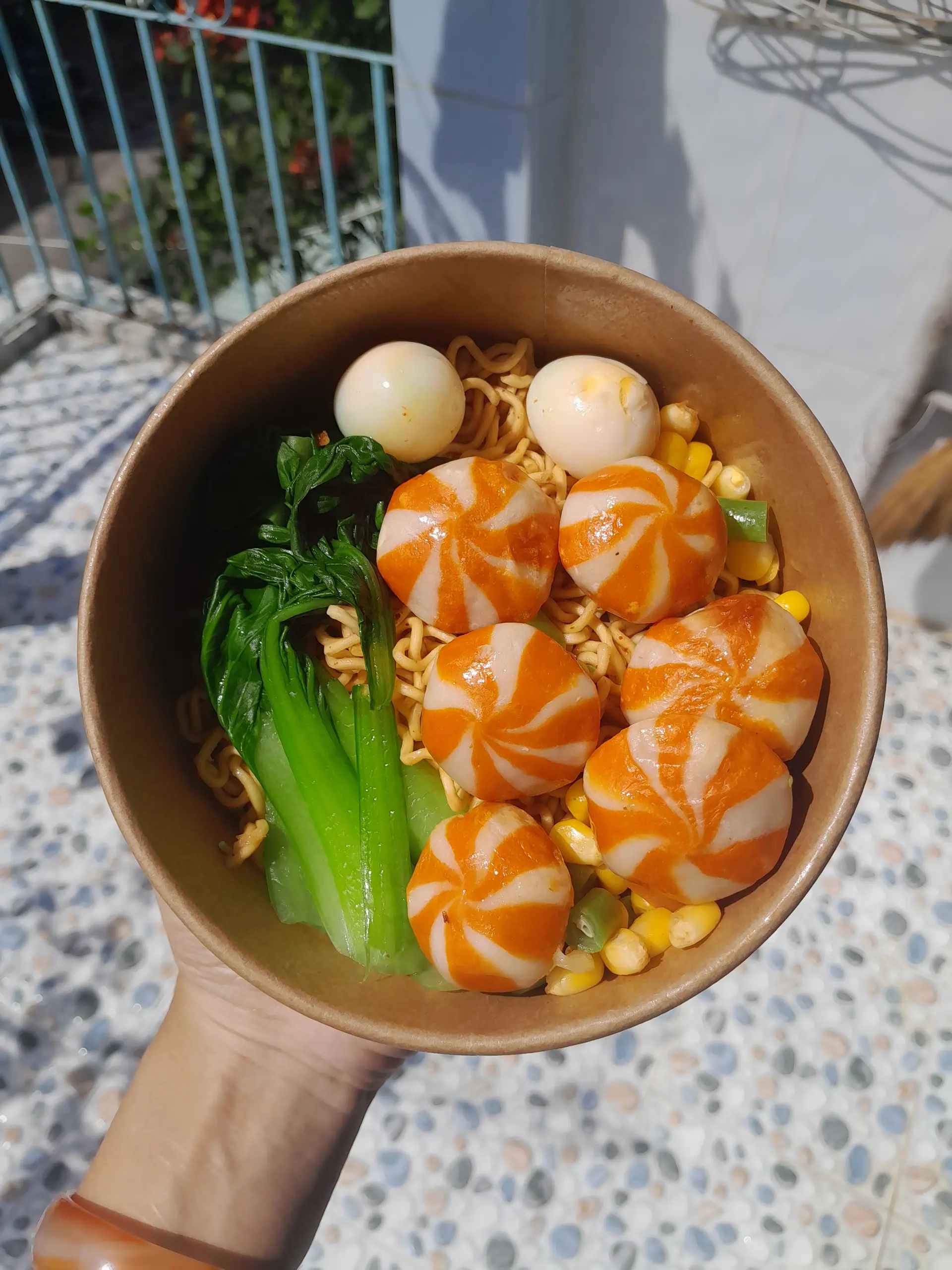Hình ảnh Mì trộn bánh bao trứng cá hồi