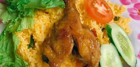Hình ảnh cơm gà xối mỡ đùi tỏi sốt mắm tỏi tặng kèm nước uống 