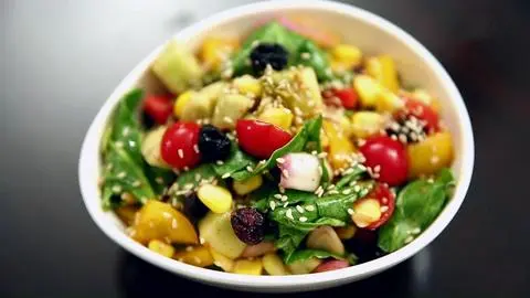Hình ảnh Salad Rau Bina (Rau bina, táo tươi, hạnh nhân, phomai,.. sốt cocktail)