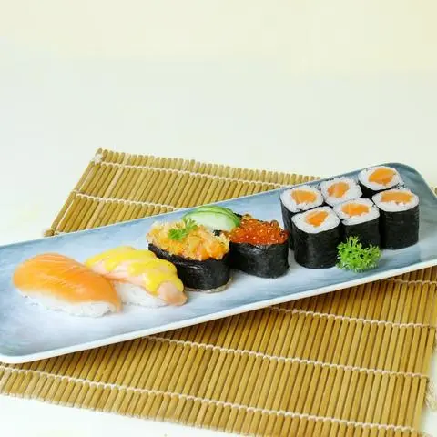Hình ảnh COMBO SUSHI CÁ HỒI TỔNG HỢP