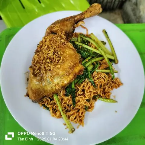 Hình ảnh mì xào gà góc tư mắm tỏi 