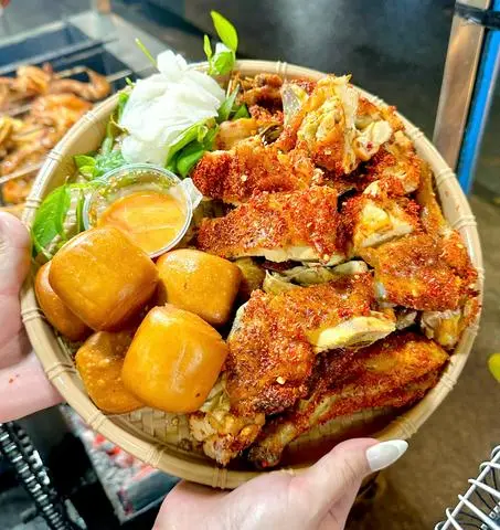 Hình ảnh Combo 1 con gà nướng kèm 4 cái bánh bao