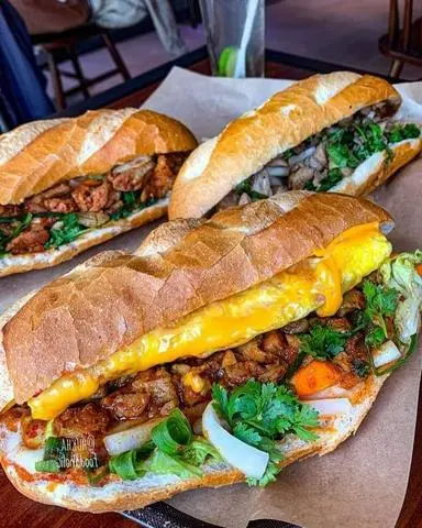 Hình ảnh BÁNH MÌ THỊT CHẢ + TRỨNG 