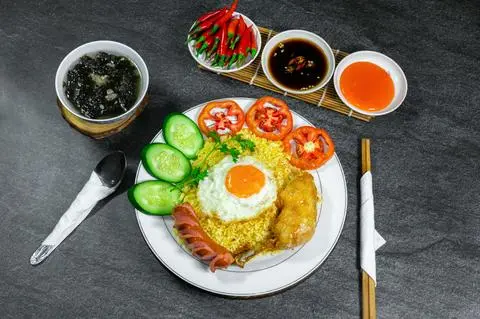 Hình ảnh Combo tiết kiệm 2: Cơm gà xối mỡ đùi nhỏ + trứng ốp la + xúc xích +canh rộng biển