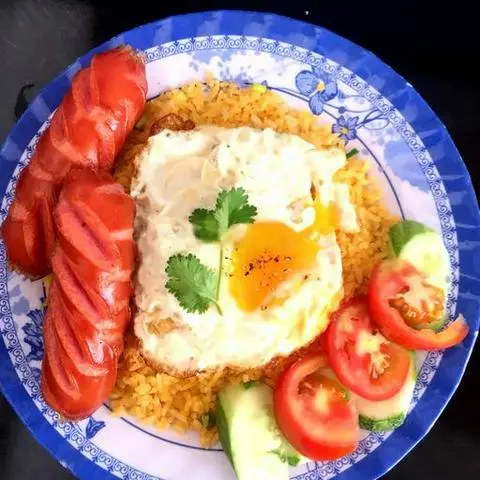 Hình ảnh Cơm chiên xúc xích - trứng