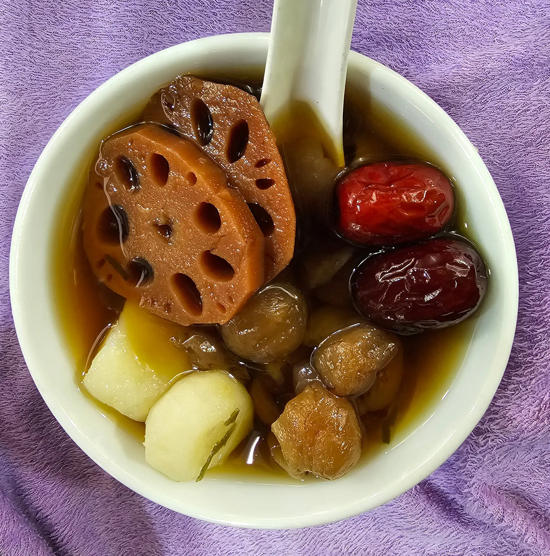 Hình ảnh Chè củ sen - củ năng - táo - nhãn