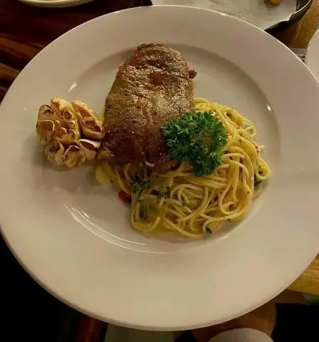Hình ảnh Steak +mì tỏi ớt