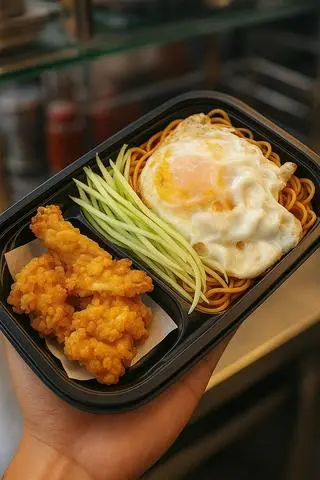 Hình ảnh Mì trộn gà rán trứng chiên (không xương)