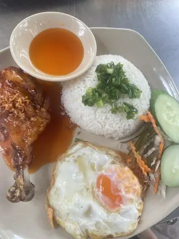 Hình ảnh cơm đùi gà ốp la