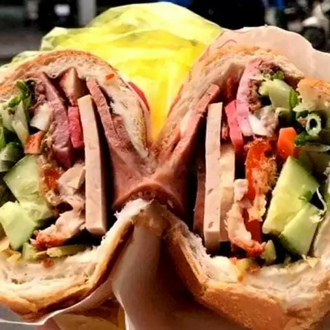 Hình ảnh Bánh mì thịt chả đặc biệt