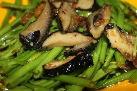 Hình ảnh Ốc giác xào rau muống