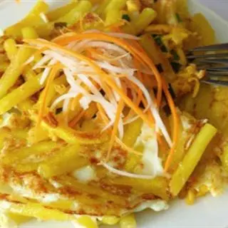 Hình ảnh Nui Chiên Trứng + Xúc Xích 