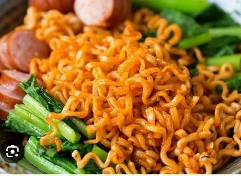 Hình ảnh Mì xào xúc xích trứng opla 