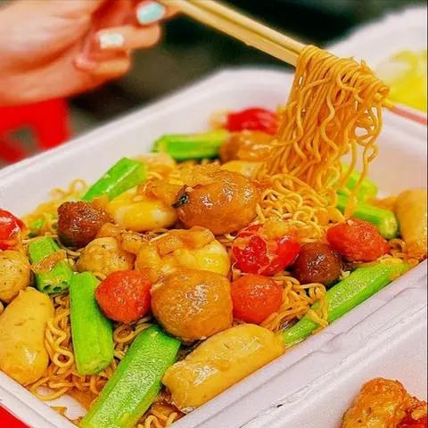 Hình ảnh Mì gói xào cá viên mắm tỏi bơ 