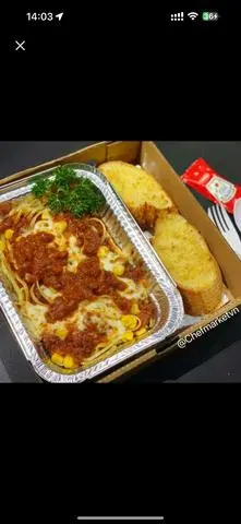 Hình ảnh Mì Ý sốt bò bằm phô mai - bánh mì bơ tỏi