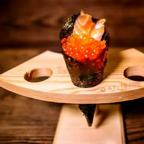 Hình ảnh Sake Ikura Temaki