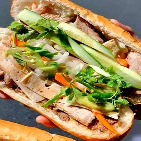 Hình ảnh Bánh mì heo quay - chả