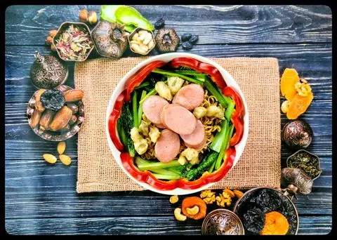 Hình ảnh mì trộn xúc xích đức tóp mỡ