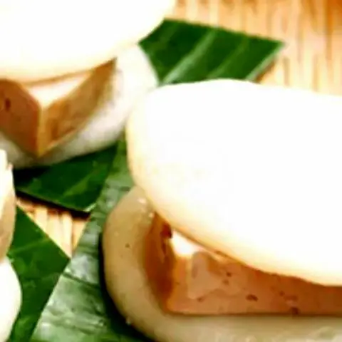 Hình ảnh Bánh dầy kẹp chả lụa ngon