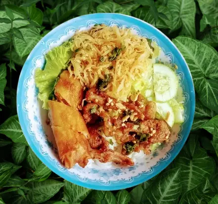 Hình ảnh Bún thịt nướng + chả giò + bì