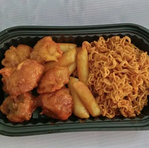 Hình ảnh Gà + mì + tokbokki ( không cay)