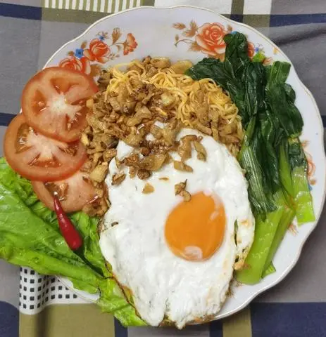 Hình ảnh MÌ TRỘN ỐP LA + SỐT MÃ LAI ( 2 TRỨNG )