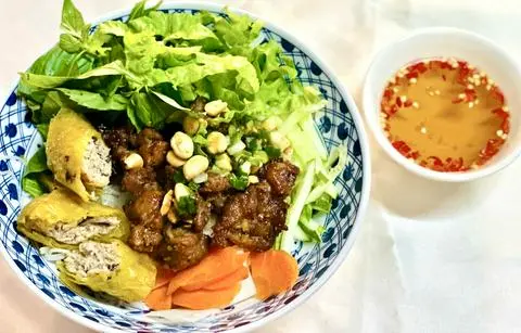 Hình ảnh Bún thịt nướng chả giò