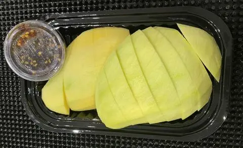 Hình ảnh Khay Xoài Tứ Quý bỏ sẵn kèm túi muối sấy