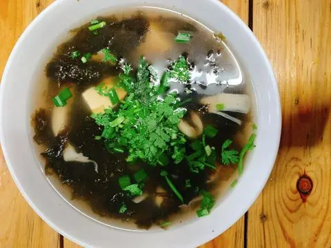 Hình ảnh Canh rong biển nấm chay
