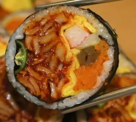 Hình ảnh M4 - Kimbap chả cá (cay) - 매운 어묵 김밥
