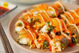 Hình ảnh Bánh Tráng Cuốn Chấm Sốt Me Bơ