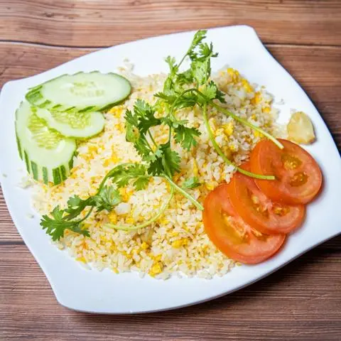 Hình ảnh Cơm Chiên Tỏi Trứng + trứng opla