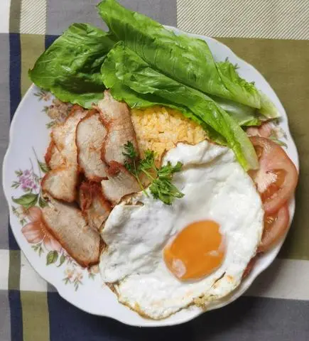 Hình ảnh CƠM CHIÊN XÁ XÍU ỐP LA + SỐT MÃ LAI