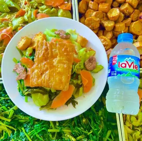 Hình ảnh cơm tàu hũ kỳ+ nước khoáng 