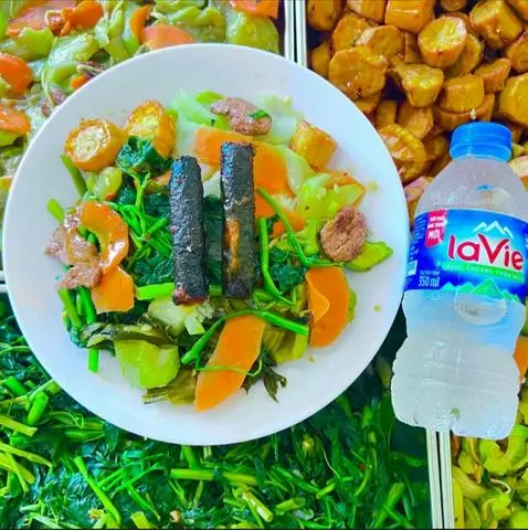 Hình ảnh cơm cá kèo+ nước khoáng 