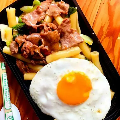 Hình ảnh Combo nui xào bò trứng - hồng trà tắc