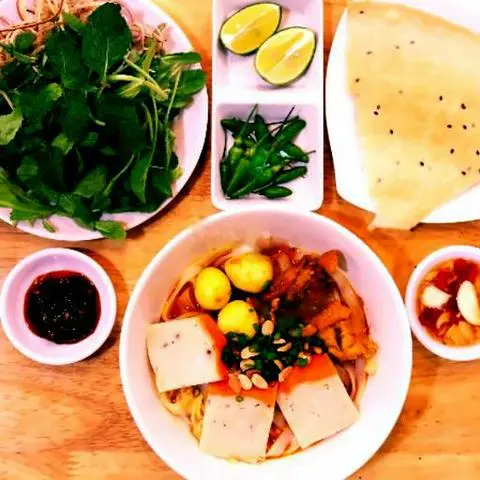 Hình ảnh Mì Quảng gà chả trứng