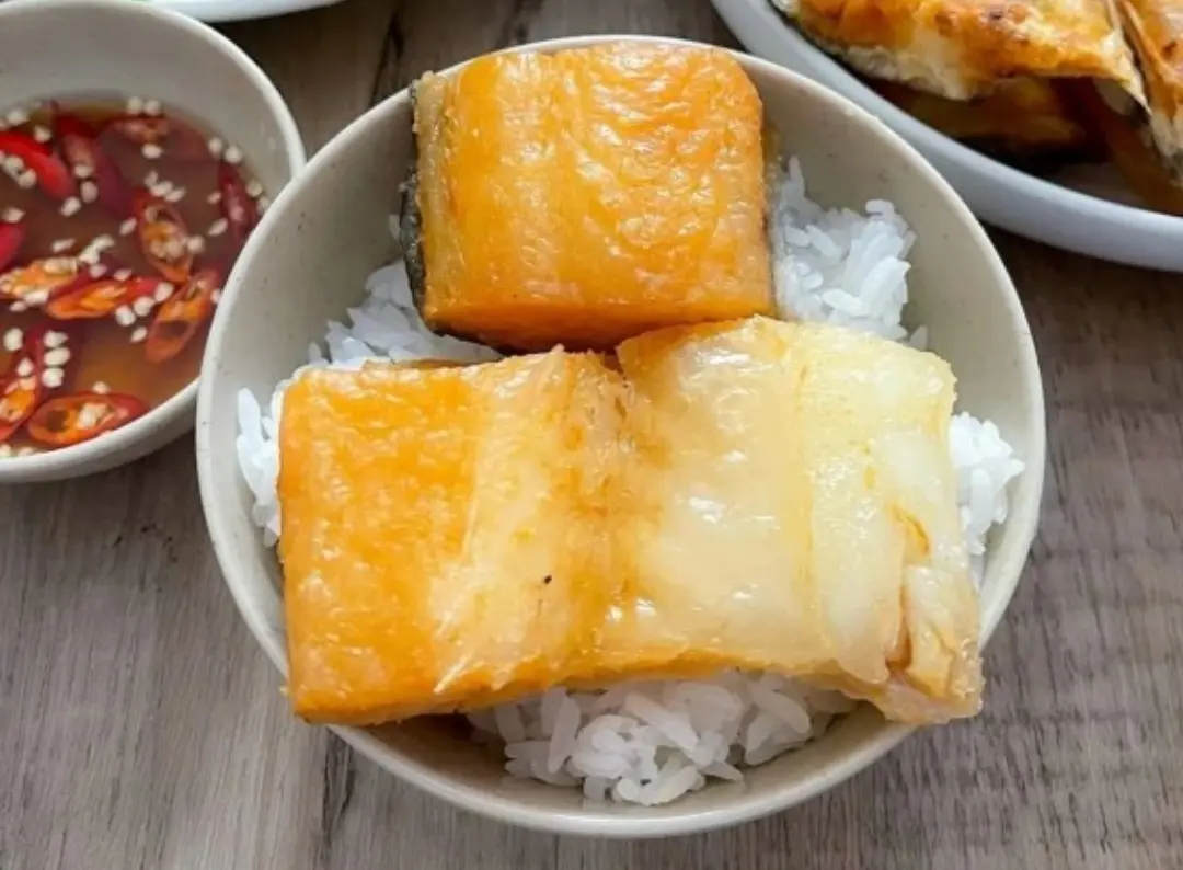Hình ảnh Cơm trắng+ khô cá dứa + rau luộc 