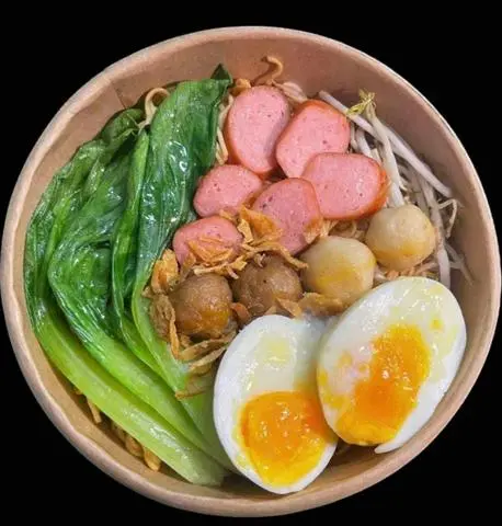 Hình ảnh Mì trộn trứng xúc xích cá viên