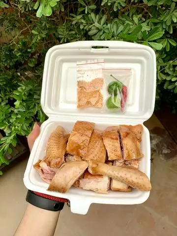 Hình ảnh Gà hun khói nửa con ăn mát + 1 coca